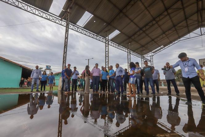 Após entregar a reforma da Delegacia de Jacundá e o Posto de Identificação que agora integra o complexo da Polícia Civil no município localizado no sudeste paraense, na manhã deste sábado (2), o governador do Estado, Helder Barbalho, juntamente com uma comitiva de secretários, deputados, autoridades e lideranças comunitárias, visitou as escolas estaduais Irmã Dorothy Stang (foto) e Professora Maria da Glória Rodrigues Paixão. Na ocasião, o chefe do Executivo Estadual, viu as condições das escolas e lamentou a situação em que foram encontradas.

FOTO: MARCO SANTOS / AG. PARÁ
DATA: 31.01.2019
JACUNDÁ - PARÁ <div class='credito_fotos'>Foto: Marco Santos / Ag. Pará   |   <a href='/midias/2019/originais/41cef15a-8b95-4d3d-b4bb-c3e464c6e36c.jpg' download><i class='fa-solid fa-download'></i> Download</a></div>