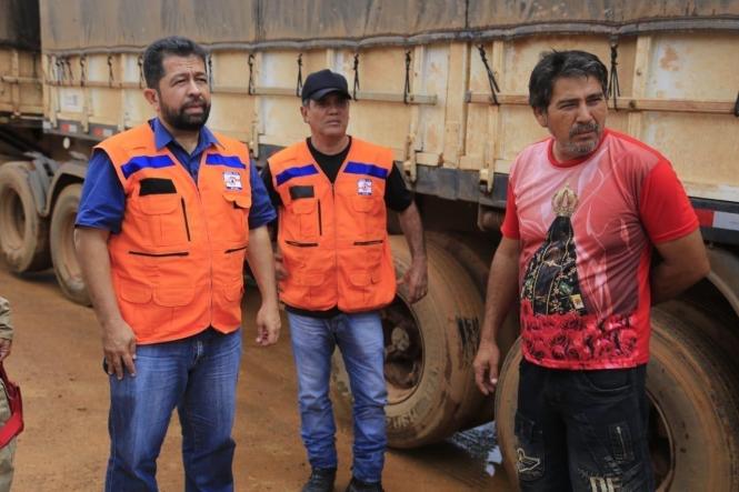 Por conta das fortes chuvas, um trecho da BR-163 entre o distrito de Morais de Almeida – pertencente ao município de Itaituba – e a cidade de Novo Progresso teve que ser parcialmente bloqueado pelo Departamento Nacional de Infraestrutura e Trânsito (Dnit), o que causou um congestionamento de cerca de 80 km na rodovia. 

FOTO: DIVULGAÇÃO
DATA: 06.03.2019
BELÉM - PARÁ <div class='credito_fotos'>Foto: Divulgação   |   <a href='/midias/2019/originais/424c7ae0-59a0-4135-92d0-38ba28100bf1.jpg' download><i class='fa-solid fa-download'></i> Download</a></div>