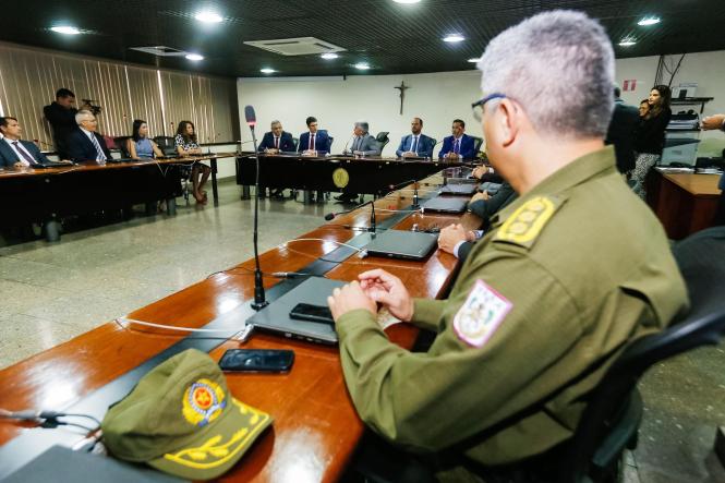 O governador Helder Barbalho e o procurador-geral de Justiça do Pará, Gilberto Martins, assinaram, no final da manhã desta segunda-feira (18), na sede do Ministério Público do Estado (MPE), um convênio que formaliza a reconvocação de 50 policiais militares da reserva para as atividades de proteção do patrimônio e segurança do MPE, enquanto os 50 policiais militares da ativa que exerciam essas funções serão devolvidos à atividade-fim da Polícia Militar, que é o policiamento ostensivo. Acordo semelhante também já havia sido firmado em fevereiro, com o Tribunal de Justiça do Estado (TJE).

FOTO: MARCELO SEABRA / AGÊNCIA PARÁ
DATA: 18.03.2019
BELÉM - PA <div class='credito_fotos'>Foto: Marcelo Seabra / Ag. Pará   |   <a href='/midias/2019/originais/4254f77d-db4f-4999-b406-71ddc05ca288.jpg' download><i class='fa-solid fa-download'></i> Download</a></div>