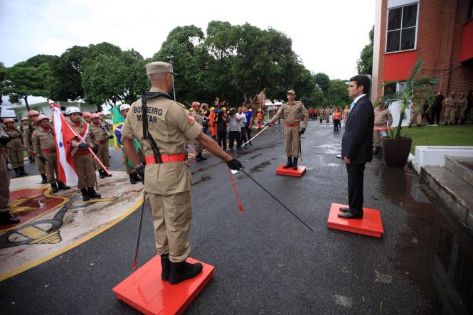 O governador Helder Barbalho empossou, na tarde desta sexta-feira (11), em Belém, o novo comandante-geral do Corpo de Bombeiros do Pará, Coronel QOBM Hayman Apolo Gomes de Souza, que também assumiu a coordenação da Defesa Civil Estadual. Até então, o Coronel Hayman – que tem 49 anos de idade e 26 anos de serviços prestados ao Corpo de Bombeiros – exercia a função de diretor de serviços técnicos da corporação.  

FOTO: THIAGO GOMES/ AG. PARÁ
DATA: 12.01.2019
BELÉM - PARÁ <div class='credito_fotos'>Foto: Thiago Gomes /Ag. Pará   |   <a href='/midias/2019/originais/426af5f8-820d-4d9a-b982-7ce0078c5dc8.jpg' download><i class='fa-solid fa-download'></i> Download</a></div>