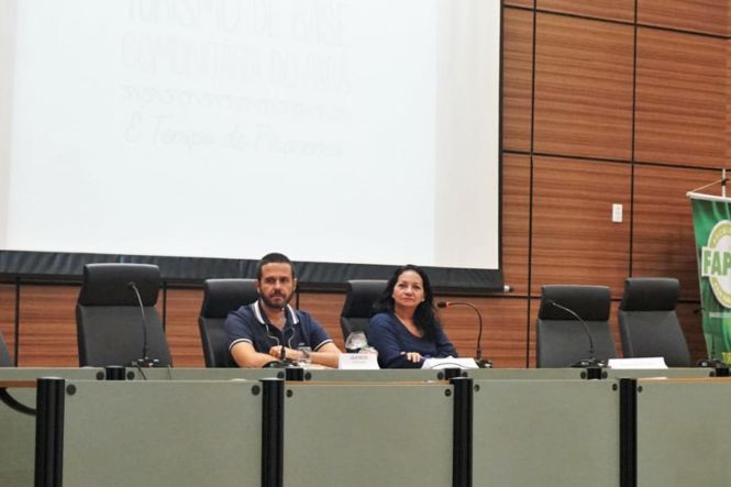 Profissionais que trabalham com o turismo de base comunitária, representantes de instituições da administração pública e de empresas privadas, de Organizações Não-Governamentais (ONGs), de comunidades ribeirinhas, além de pesquisadores de todas as regiões do Estado participam, até o próximo sábado (4), do II Fórum de Gestão do Turismo de Base Comunitária do Pará. 

FOTO: ASCOM / IDEFLOR-BIO
DATA: 03.05.2019
BELÉM - PARÁ
 <div class='credito_fotos'>Foto: Ascom Ideflor-Bio   |   <a href='/midias/2019/originais/4289dcf2-ae8c-4511-8177-decce6bafd4f.jpg' download><i class='fa-solid fa-download'></i> Download</a></div>