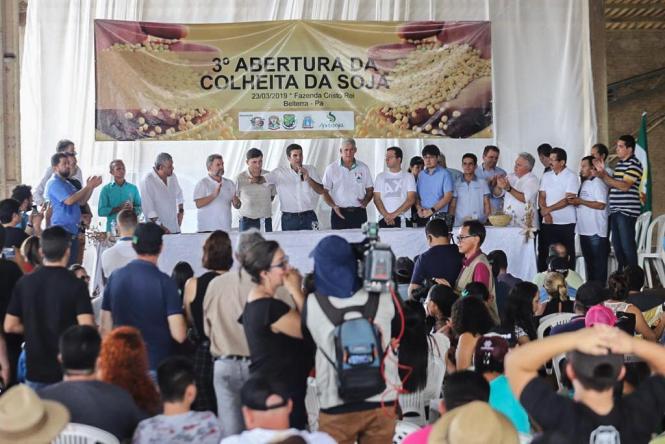 O governador Helder Barbalho participou, neste sábado (23), do início da colheita de soja e do plantio de milho safrinha na Fazenda Cristo Rei, em Belterra, no oeste do Pará. Este ano, a cerimônia também comemora o aumento da produção na região em relação ao ano passado. Está prevista a colheita de 3,3 toneladas por hactare, 200 quilos a mais que a colheita do ano anterior. Ao todo, o oeste paraense tem 70 mil hactares de área plantada, em três municípios: Santarém, Belterra e Mojuí dos Campos.

FOTO: MARCO SANTOS / AG. PARÁ
DATA: 23.03.2019
BELTERRA - PARÁ <div class='credito_fotos'>Foto: Marco Santos / Ag. Pará   |   <a href='/midias/2019/originais/42956264-93fb-48a1-9889-3b469f92f115.jpg' download><i class='fa-solid fa-download'></i> Download</a></div>