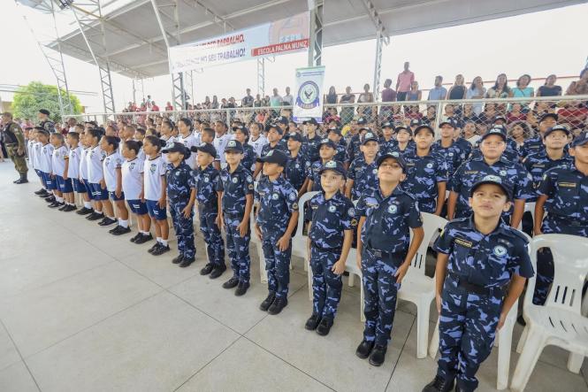 Educação foi a área priorizada em Redenção, no sul do Pará, pela agenda do programa Governo por Todo o Pará, iniciativa de descentralização da gestão estadual que leva para diferentes regiões do Estado, obras e serviços e dá voz às populações locais. A comitiva estadual chegou à cidade no fim da tarde da sexta-feira (5), depois de cumprir agenda em Marabá, Conceição do Araguaia e Bannach.

FOTO: MARCO SANTOS / AGÊNCIA PARÁ
DATA: 06.04.2019
REDENÇÃO - PA <div class='credito_fotos'>Foto: Marco Santos / Ag. Pará   |   <a href='/midias/2019/originais/42a11db1-415a-4f60-8bab-1aa6ca96d522.jpg' download><i class='fa-solid fa-download'></i> Download</a></div>