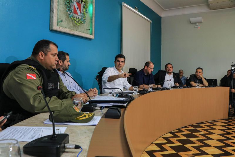 O governador do Pará, Helder Barbalho, e gestores da área de Segurança Pública do Pará, receberam neste sábado (1°), representantes das associações vinculadas a policiais militares, no Palácio do Governo, em Belém.

FOTO: JADER PAES / AGÊNCIA PARÁ
DATA: 01.06.2019
BELÉM - PARÁ <div class='credito_fotos'>Foto: Jader Paes / Agência Pará   |   <a href='/midias/2019/originais/42a67f3a-9bad-417b-80f3-ca958e563358.jpg' download><i class='fa-solid fa-download'></i> Download</a></div>