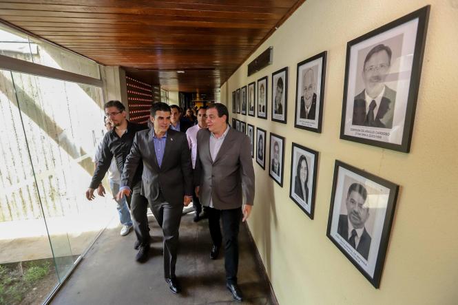 Na manhã desta terça-feira (16), o governador Helder Barbalho esteve na sede da Companhia de Habitação do Pará (Cohab), para participar, junto com o presidente do órgão, José Scaff Filho, das comemorações pelos 54 anos da instituição. Durante a programação foram entregues 54 cheques moradia e realizada a assinatura simbólica de 200 títulos de regularização fundiária.

FOTO: MARCO SANTOS / AGÊNCIA PARÁ
DATA: 16.04.2019
BELÉM - PARÁ <div class='credito_fotos'>Foto: Marco Santos / Ag. Pará   |   <a href='/midias/2019/originais/42b804ef-3e4a-40ae-9e44-05ffa08e2cbe.jpg' download><i class='fa-solid fa-download'></i> Download</a></div>