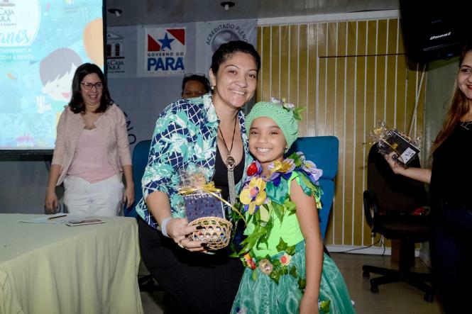 A Secretaria de Estado de Educação (Seduc) por meio da Fundação Santa Casa de Misericórdia do Pará (FSCMPA) realizou nesta quarta-feira (27) a apresentação do plano pedagógico da Classe Hospitalar e Atendimento Domiciliar (CHAD/PA) conduzido pela equipe de professores da Seduc, para fortalecer o vínculo entre a saúde e a educação. O evento ocorreu no auditório da Santa Casa, e contou a presença de alunos, professores e representantes da Seduc.
Na foto aCoordenadora da Classe Hospitalar, Fernanda da Costa 
FOTO:  RAI PONTES 
DATA: 27.02.2019
BELÉM - PA

 <div class='credito_fotos'>Foto: Rai Pontes/Ascom Seduc   |   <a href='/midias/2019/originais/42bb07e0-9b90-448d-828f-a30eaba69efa.jpg' download><i class='fa-solid fa-download'></i> Download</a></div>