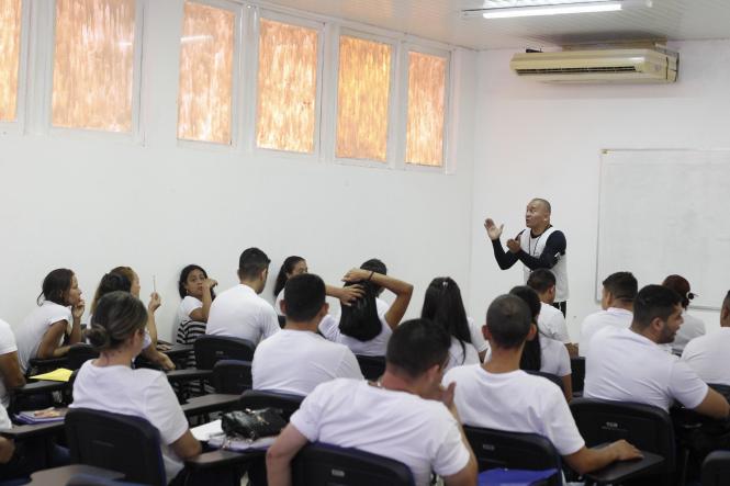 Cerca de 500 candidatos começaram as aulas na manhã desta segunda-feira, (11), para o curso de formação profissional de agente prisional, do concurso C-199 da Superintendência do Sistema Penitenciário do Estado (Susipe). O curso acontece no Instituto de Ensino de Segurança do Pará (IESP), em Marituba. No total, 498 candidatos classificados estão divididos em 14 turmas. 

FOTO: ASCOM / SUSIPE
DATA: 11.03.2019
BELÉM - PA <div class='credito_fotos'>Foto: ASCOM / SUSIPE   |   <a href='/midias/2019/originais/42bc10cf-59ba-4914-aaba-343706a7dfe8.jpg' download><i class='fa-solid fa-download'></i> Download</a></div>