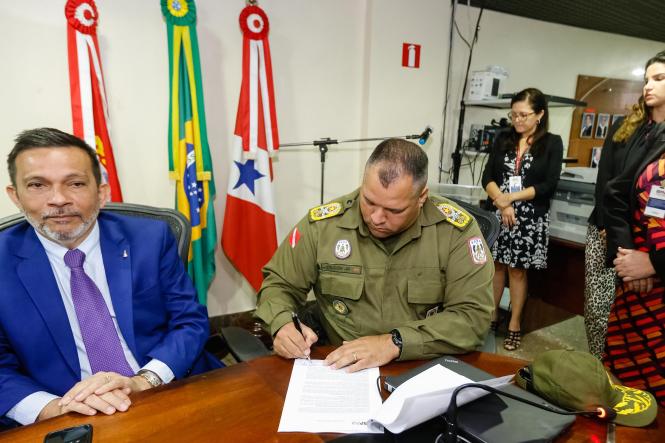 O governador Helder Barbalho e o procurador-geral de Justiça do Pará, Gilberto Martins, assinaram, no final da manhã desta segunda-feira (18), na sede do Ministério Público do Estado (MPE), um convênio que formaliza a reconvocação de 50 policiais militares da reserva para as atividades de proteção do patrimônio e segurança do MPE, enquanto os 50 policiais militares da ativa que exerciam essas funções serão devolvidos à atividade-fim da Polícia Militar, que é o policiamento ostensivo. Acordo semelhante também já havia sido firmado em fevereiro, com o Tribunal de Justiça do Estado (TJE).

FOTO: MARCELO SEABRA / AGÊNCIA PARÁ
DATA: 18.03.2019
BELÉM - PA <div class='credito_fotos'>Foto: Marcelo Seabra / Ag. Pará   |   <a href='/midias/2019/originais/42f0422c-1e0f-4f04-9224-f1ecc54ddb0a.jpg' download><i class='fa-solid fa-download'></i> Download</a></div>
