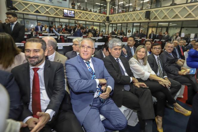 Na manhã desta terça-feira, (5), o governador do Estado do Pará, Helder Barbalho, esteve na Assembleia Legislativa do Estado (Alepa),  no plenário Newton Miranda, participando da instalação da 1ª sessão legislativa da 19ª legislatura. O chefe do Poder Executivo Estadual - em seu discurso - listou os desafios em comandar o Pará pelos próximos quatro anos e pediu apoio da Alepa.

FOTO: MARCO SANTOS / AG. PARÁ
DATA: 05.02.2019
BELÉM - PARÁ
 <div class='credito_fotos'>Foto: Marco Santos / Ag. Pará   |   <a href='/midias/2019/originais/430f71c6-b6a5-4c89-bdaf-a4209d8194fe.jpg' download><i class='fa-solid fa-download'></i> Download</a></div>