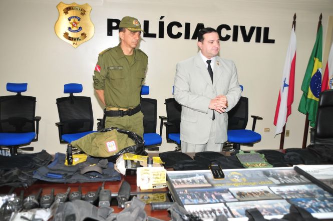 A Polícia Civil do Pará deflagrou, na manhã desta segunda-feira (13), a Operação Ronda Noturna, que resultou no cumprimento de quatro mandados de prisão temporária, três deles contra policiais militares da ativa, por acusação de envolvimento em homicídios e tentativas de homicídio, com características de execução, na Região Metropolitana de Belém. 

FOTO: ASCOM POLICIA CIVIL
DATA: 14.05.2019
BELÉM - PARÁ <div class='credito_fotos'>Foto: Ascom / Policia Civil   |   <a href='/midias/2019/originais/4312469c-cbd5-42eb-90ab-03963058a0ac.jpg' download><i class='fa-solid fa-download'></i> Download</a></div>