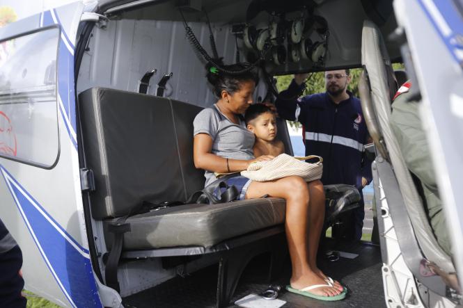 A agilidade do Grupamento Aéreo de Segurança Pública (Graesp) será determinante para a recuperação do menino Marielson Isaac dos Santos, de 4 anos, que sofreu, no fim da tarde de quarta-feira (20), um trauma na cabeça em um acidente doméstico, na Vila Gorete, no Rio Arapiuns, em Santarém, no oeste do Para. A mãe dele, Elizete Maria dos Santos, conta que o filho passou a noite toda com fortes dores na cabeça. A preocupação era grande porque não há transporte fluvial diariamente na comunidade onde moram.

FOTO: JADER PAES / AGÊNCIA PARÁ
DATA: 21.03.2019
SANTARÉM - PARÁ <div class='credito_fotos'>Foto: JADER PAES / AGÊNCIA PA   |   <a href='/midias/2019/originais/43195ea7-5844-4c54-8ff1-94b791592a86.jpg' download><i class='fa-solid fa-download'></i> Download</a></div>