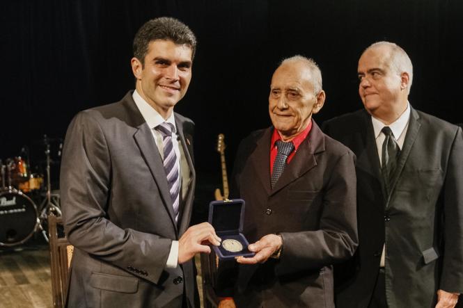 Não há como vencer os desafios relacionados à geração de emprego e renda em um Estado tão vasto sem uma forte parceria entre o ente público e o ente privado. Foi dessa forma que o governador Helder Barbalho destacou a importância da Associação Comercial do Pará (ACP), que comemorou nesta quinta-feira (11), a marca de 200 anos de existência, a segunda associação comercial mais antiga de todo o Brasil. A programação no Theatro da Paz reuniu empresários e autoridades para uma noite de muitas homenagens.

FOTO: MARCELO SEABRA / AGÊNCIA PARÁ
DATA: 12.04.2019
BELÉM - PA <div class='credito_fotos'>Foto: Marcelo Seabra / Ag. Pará   |   <a href='/midias/2019/originais/431ab0f3-9470-4ab3-bee9-61b1788b8c39.jpg' download><i class='fa-solid fa-download'></i> Download</a></div>