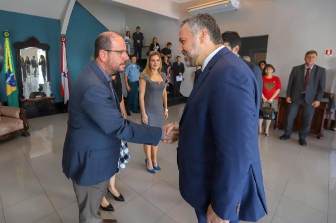 Possíveis parcerias entre os governos do Pará e do Canadá, sobretudo na área de logística, foram tratadas pelo governador Helder Barbalho com o embaixador canadense, Riccardo Savonne, no início da tarde desta segunda-feira (15), no Palácio do Governo, em Belém. Em visita oficial ao Pará, o embaixador foi recebido pelo governador, acompanhado da primeira-dama, Daniela Barbalho; do vice-governador, Lúcio Vale, e sua esposa, Andrea Vale.

FOTO: MARCO SANTOS / AGÊNCIA PARÁ
DATA: 15.04.2019
BELÉM - PA <div class='credito_fotos'>Foto: Marco Santos / Ag. Pará   |   <a href='/midias/2019/originais/431ee0bb-6a6d-4a99-aaa9-da9b1cb4ffe3.jpg' download><i class='fa-solid fa-download'></i> Download</a></div>
