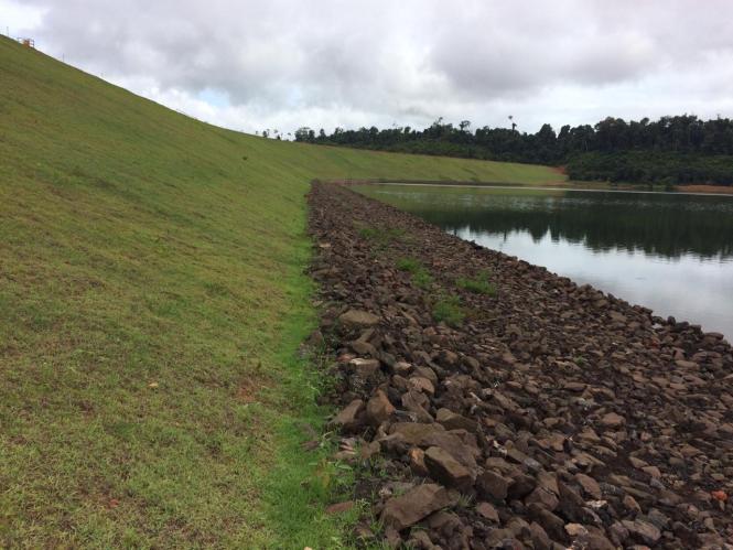A Secretaria de Meio Ambiente e Sustentabilidade (Semas) concluiu mais uma etapa de vistorias em barragens no estado do Pará. Esta semana, as equipes foram até uma mineradora localizada em Paragominas. No local, os técnicos passaram três dias avaliando o estado de conservação das estruturas do sistema de disposição de rejeitos 1 e 2 (SD1 e SD2).

FOTO: ASCOM/ SEMAS
DATA: 23.03.2019
PARAGOMINAS - BELÉM- PARÁ <div class='credito_fotos'>Foto: ASCOM SEMAS   |   <a href='/midias/2019/originais/43200597-5a33-4384-b49a-532eba943542.jpg' download><i class='fa-solid fa-download'></i> Download</a></div>