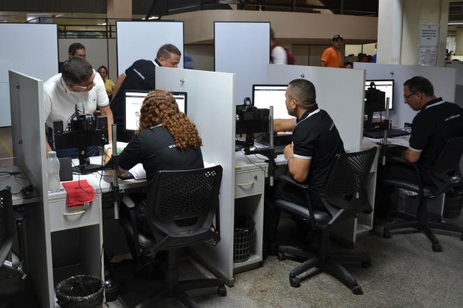 O Departamento de Trânsito do Pará expediu 347.434 Carteiras de Habilitação no ano de 2018 em todo o Pará. Somente de primeira habilitação, o número foi de 51.751 nas cidades de Belém, Santarém, Redenção e Marabá.

FOTO: ASDECOM - DETRAN - PA
DATA: 28.01.2019 
BELÉM-PARÁ

 <div class='credito_fotos'>Foto: ASDECOM / DETRAN   |   <a href='/midias/2019/originais/43308865-e17f-4590-a0bc-c596b56984a3.jpg' download><i class='fa-solid fa-download'></i> Download</a></div>