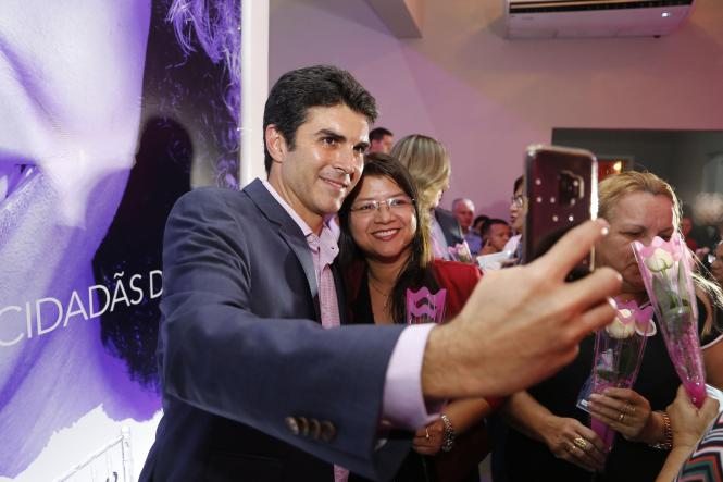 As mulheres paraenses contarão, durante todo o mês de março, com uma vasta programação promovida pelo Governo do Estado, voltada especificamente para elas. O programa “Mulher Paraense”, que reúne 85 iniciativas de órgãos estaduais em todas as regiões do Pará, pretende oferecer mais de sete mil atendimentos nas diferentes áreas de interesse do público feminino, como saúde, educação, oferta de crédito, empreendedorismo e garantia de direitos. O conjunto de ações integradas foi apresentado pelo governador do Estado, Helder Barbalho, no Palácio do Governo, na noite de sexta-feira (8), quando se comemorou o Dia Internacional da Mulher.

FOTO: MARCELO SEABRA / AGÊNCIA PARÁ
DATA: 09.03.2019
BELÉM - PARÁ <div class='credito_fotos'>Foto: Marcelo Seabra / Ag. Pará   |   <a href='/midias/2019/originais/43368651-4aec-4974-9974-06c22200ffe5.jpg' download><i class='fa-solid fa-download'></i> Download</a></div>