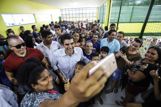 Seguindo agenda do programa "Governo por todo o Pará", o governador Helder Barbalho esteve, na manhã desta quarta-feira (3), em Parauapebas, distante cerca de 120 quilômetros de Marabá, atual sede administrativa do Estado. Ele participou da Ação de Cidadania promovida pelo ParáPaz, na Escola Municipal Nelson Mandela, no bairro Tropical, e visitou obras do Estado que estão em andamento no município, como a nova sede do ParáPaz e a Escola Estadual Irmã Dulce.

FOTO MARCO SANTOS / AGENCIA PARA
DATA 03.04.2019
PARAUAPEBAS - PARA <div class='credito_fotos'>Foto: Marco Santos / Ag. Pará   |   <a href='/midias/2019/originais/435b2ffe-e4c8-496c-8df9-cf647527ef95.jpg' download><i class='fa-solid fa-download'></i> Download</a></div>