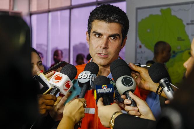 O governador Helder Barbalho e o vice-governador, Lúcio Vale, anunciaram, durante coletiva neste sábado (6), que o Estado não irá cessar as buscas pelas possíveis vítimas do acidente na ponte Rio Moju, a terceira da Alça Viária, até que elas sejam localizadas. Como medidas emergenciais para minimizar os impactos sofridos pela população, o chefe do Executivo estadual informou que serão construídas rampas, nos dois lados da ponte, para possibilitar o fluxo de balsas no local onde a a estrutura da ponte foi destruída após a colisão de uma balsa, na madrugada deste sábado (6). Serão recuperados ainda os portos do Arapari, em Barcarena, e o Porto Bannach, localizado na Avenida Bernardo Sayão, no bairro do Guamá, em Belém.

FOTO: FERNANDO ARAÚJO / AGÊNCIA PARÁ
DATA: 06.04.2019 <div class='credito_fotos'>Foto: Fernando Araújo/Ag. Pará   |   <a href='/midias/2019/originais/435e27e2-4125-4c8d-be4c-073ecee0b662.jpg' download><i class='fa-solid fa-download'></i> Download</a></div>