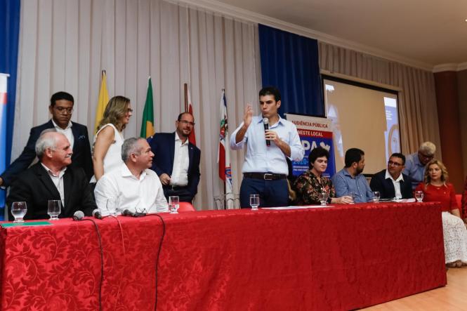 As principais demandas e necessidades da Região de Integração Baixo Amazonas foram discutidas, a partir da olhar da própria sociedade, durante a primeira audiência pública do Plano Plurianual (PPA) 2020-2023, realizada na manhã desta quinta-feira (21), no auditório da Universidade do Estado do Pará (Uepa), em Santarém. A abertura da audiência foi realizada pelo Governador Helder Barbalho em meio às atividades do programa Governo por Todo o Pará.  

FOTO: MARCO SANTOS / AGÊNCIA PARÁ
DATA: 21.03.2019
SANTARÉM - PA <div class='credito_fotos'>Foto: Marco Santos / Ag. Pará   |   <a href='/midias/2019/originais/43645815-b476-4fac-b5ef-6a217818feca.jpg' download><i class='fa-solid fa-download'></i> Download</a></div>