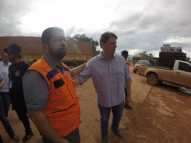 Uma comitiva do Governo do Pará vistoriou e percorreu, na quarta-feira (6), os pontos críticos da BR-163, entre Morais de Almeida e Novo Progresso, principalmente no trecho conhecido como Serra da Anita, onde vistoriaram as obras emergenciais realizadas no local. O objetivo é conseguir a liberação, o quanto antes, dos trechos congestionados após as fortes chuvas que ocorreram no local esta semana e deixaram a pista escorregadia e sem trafegabilidade.


FOTO: NAYAN GOMES / DIVULGAÇÃO
DATA: 07.03.2019
BELÉM - PARÁ <div class='credito_fotos'>Foto: Nayan Gomes / Divulgação   |   <a href='/midias/2019/originais/436fefd3-ca0b-4a2b-9fd7-a04142df07a2.jpg' download><i class='fa-solid fa-download'></i> Download</a></div>