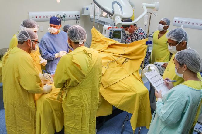 Referência no diagnóstico e tratamento especializado do câncer em crianças e adolescentes, o Hospital Oncológico Infantil Octávio Lobo, em Belém, comemora o resultado positivo de uma cirurgia realizada pela primeira vez na região Norte, para o tratamento de tumores ósseos. Conhecida como Frozen Bone, a técnica é uma alternativa para alguns tipos de tumor ósseo, após a quimioterapia.

FOTO: DIVULGAÇÃO
DATA: 17.04.2019
BELÉM - PARÁ <div class='credito_fotos'>Foto: Divulgação   |   <a href='/midias/2019/originais/43705412-dc6a-44c5-a375-43c9d9ed8584.jpg' download><i class='fa-solid fa-download'></i> Download</a></div>