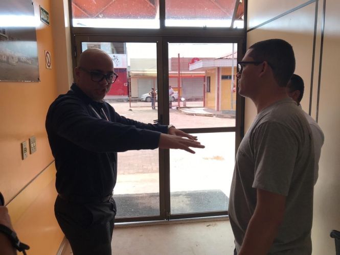 O gerente Administrativo e Financeiro, Ricardo Almeida explica que essa nova forma de gerir o acesso conta com a presença de um líder de Portaria que vai administrar uma equipe para identificar, orientar e encaminhar as pessoas para os lugares desejados dentro do HGT e, ao saírem, serão igualmente bem tratados. <div class='credito_fotos'>Foto: Divulgação   |   <a href='/midias/2019/originais/43a94575-e659-43f1-a32b-4650a3fdb91a.jpg' download><i class='fa-solid fa-download'></i> Download</a></div>