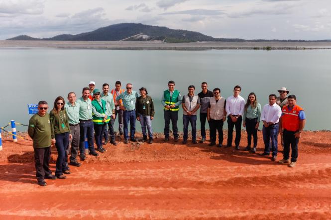 O titular da Secretaria Estadual de Meio Ambiente e Sustentabilidade (Semas), Mauro O´de Almeida, acompanhou nesta quarta (13) e quinta-feira (14) a vistoria de técnicos da Semas às barragens da Mina Sossego, em Canaã dos Carajás. A Defesa Civil Estadual, representada pelo Tenente Coronel Jayme Benjó, também integra a equipe, como participante do Grupo de Trabalho de Segurança em Barragens criado pelo governo do estado. 

FOTO: MAYCON NUNES / AGÊNCIA PARÁ
DATA: 13.03.2019
CANAÃ DOS CARAJÁS - PA <div class='credito_fotos'>Foto: Maycon Nunes / Ag. Pará   |   <a href='/midias/2019/originais/43b4f928-b49e-4419-876a-28b37082b80b.jpg' download><i class='fa-solid fa-download'></i> Download</a></div>