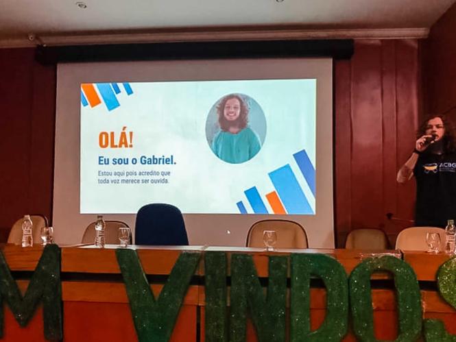 A voz é uma das principais ferramentas de comunicação usadas pelo ser humano. É produzida na laringe pelas vibrações das pregas vocais sob pressão do ar vinda dos pulmões durante o ato da expiração. Mas aqueles submetidos à laringectomia total, (remoção da laringe devido ao câncer, incluindo a cartilagem tireoide, cordas vocais e epiglote), perdem a voz definitivamente. Uma situação que interfere na vida pessoal e profissional das pessoas.

FOTO: DIVULGAÇÃO
DATA: 26.02.2019
BELÉM - PA <div class='credito_fotos'>Foto: Divulgação   |   <a href='/midias/2019/originais/43b9822f-3b58-4dab-854a-07c762062b09.jpg' download><i class='fa-solid fa-download'></i> Download</a></div>