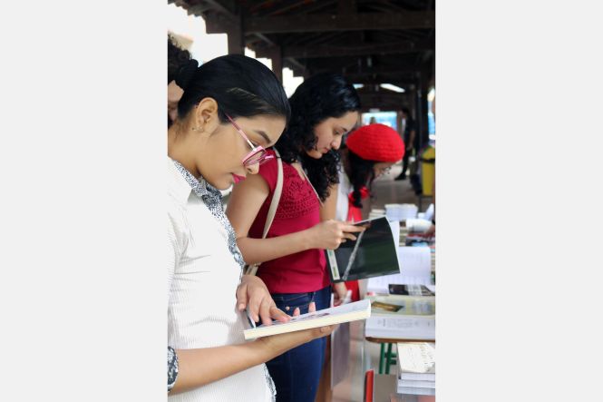 Cerca de 100 livros publicados pela Imprensa Oficial do Estado do Pará (Ioepa) foram colocados à venda em um estande montado no corredor do Centro de Ciências Sociais e Educação (CCSE), da Universidade do Estado do Pará (Uepa), localizada no bairro do Telégrafo, em Belém. A primeira ação literária da Ioepa, com o intuito de divulgar a editora pública, que está em processo de formalização, atraiu a atenção de estudantes, técnicos, professores universitários e de outros profissionais que passavam pela instituição.

FOTO: EDUARDO ROSAS / ASCOM IOE
DATA: 09.05.2019
BELÉM - PARÁ <div class='credito_fotos'>Foto: EDUARDO ROSAS / ASCOM IOE   |   <a href='/midias/2019/originais/43c3e807-f9d1-42af-a5e5-09fa3b56728d.jpg' download><i class='fa-solid fa-download'></i> Download</a></div>