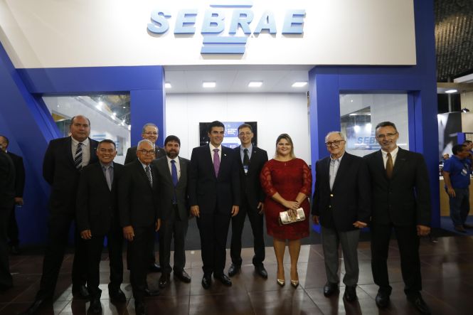 Homenageado com a medalha do Mérito Industrial Simão Miguel Bitar durante a abertura da 14ª edição da Feira da Indústria do Pará (Fipa), nesta quarta-feira (15), no Hangar - Centro de Convenções, o governador Helder Barbalho anunciou, à ocasião, ações que devem modificar o cenário econômico do Estado a longo prazo. 

FOTO: MARCELO SEABRA/ AG. PARÁ
DATA: 15.05.2019
BELÉM - PARÁ <div class='credito_fotos'>Foto: Marcelo Seabra / Ag. Pará   |   <a href='/midias/2019/originais/43ec9bcb-e5cf-4a60-8fc9-ed05c3223516.jpg' download><i class='fa-solid fa-download'></i> Download</a></div>