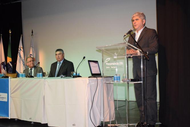 O titular da Sectet e presidente da Fapespa, Carlos Maneschy, compôs a mesa de abertura ao lado do secretário adjunto da Seplan, Adler Silveira, e do presidente da Fecomércio PA, Sebastião Campos. <div class='credito_fotos'>Foto: Ascom/Sectet   |   <a href='/midias/2019/originais/43f42f0d-9897-4f2e-b89c-163f84953c4b.jpg' download><i class='fa-solid fa-download'></i> Download</a></div>