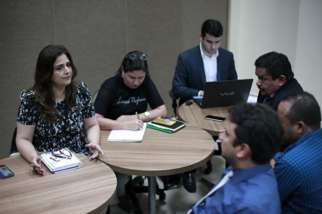 Representantes de pelo menos sete municípios da região sudeste do Pará puderam esclarecer dúvidas sobre licenciamento e fiscalização ambiental na manhã desta quarta-feira (3), durante reunião no Centro Regional de Governo, em Marabá. A ação fez parte da programação do Governo Por Todo Pará, e contou com a participação de representantes da Secretaria de Estado de Meio Ambiente e Sustentabilidade (Semas), Instituto de Desenvolvimento Florestal e da Biodiversidade do Pará (Ideflor-BIO) e Instituto de Terras do Pará (Iterpa).

FOTO MAYCON NUNES / AGENCIA PARA
DATA 03.04.2019
MARABA - PARA
 <div class='credito_fotos'>Foto: Maycon Nunes / Ag. Pará   |   <a href='/midias/2019/originais/4415d755-11c3-46a7-a7f5-776eb40a1c2c.jpg' download><i class='fa-solid fa-download'></i> Download</a></div>