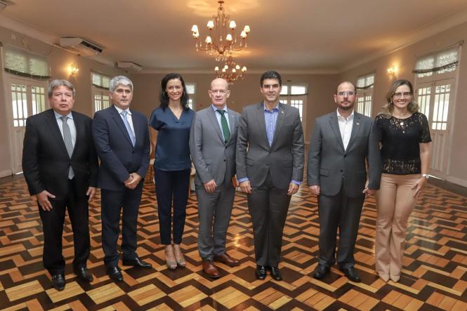 O governador Helder Barbalho recebeu, no início da tarde desta terça-feira (16), no Palácio do Governo, em Belém, junto com o vice-governador, Lúcio Vale, o embaixador da Irlanda, Sean Hoy, que participa, na capital paraense, do Fórum das Assessorias de Relações Internacionais das Universidades Brasileiras (Faubai), evento que começou no último dia 13 e prossegue até esta quarta-feira (17). Os secretários de Estado de Ciência e Tecnologia, Carlos Maneschy, e de Desenvolvimento Econômico, Iran Lima, também acompanharam o encontro, em que foram tratadas possíveis parcerias entre o Pará e a Irlanda, em diferentes áreas, com enfoque especial para a educação.

FOTO: MARCO SANTOS / AGÊNCIA PARÁ
DATA: 16.04.2019
BELÉM - PARÁ <div class='credito_fotos'>Foto: Marco Santos / Ag. Pará   |   <a href='/midias/2019/originais/44252e6d-3982-4b81-b959-84af1752d446.jpg' download><i class='fa-solid fa-download'></i> Download</a></div>