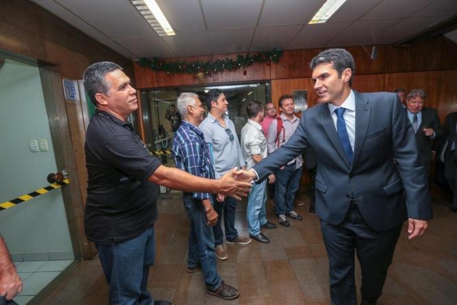 O governador Helder Barbalho deu posse (foto), hoje (02/01) ao secretário da Fazenda do Estado do Pará, René Sousa, em cerimônia realizada  no auditório do órgão central do Fisco em Belém. René de Oliveira e Sousa Júnior é mestre em Direito Público com Pós-Graduação em Economia na Universidade George Washington, de Washington, Estados Unidos.Tem graduação em Direito, Administração e Letras. Foi  auditor fiscal da Receita Estadual do Estado de Minas Gerais durante 32 anos, ingressado por concurso público, onde exerceu cargos como Subsecretário da Receita Estadual; Conselheiro no Conselho de Contribuintes do Estado de Minas Gerais e Assessor Especial do Secretário de Estado da Fazenda  de MG; superintendente da Receita Estadual; Superintendente Regional da Fazenda em Governador Valadares e Chefe da Administração Fazendária de Pouso Alegre, entre outros. Também atuou no Ministério da Fazenda, onde foi diretor de Programa na Secretaria Executiva, e Presidente da Comissão Técnica Permanente do ICMS–COTEPE. No Ministério do Desenvolvimento, Indústria e Comércio Exterior atuou como Gerente de Projeto e Secretário Executivo do Projeto “Fóruns de Competitividade”.

FOTO: MARCO SANTOS
DATA: 02.01.2019
BELÉM - PARÁ <div class='credito_fotos'>Foto: MARCO SANTOS   |   <a href='/midias/2019/originais/44305e5d-bffb-4581-ae0e-49cbced060b0.jpg' download><i class='fa-solid fa-download'></i> Download</a></div>