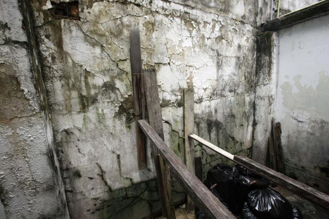 O governador Helder Barbalho considerou deteriorado o prédio e galpão do Departamento de Administração e Serviços (DAS) da Secretaria de Estado de Saúde do Pará (Sespa), durante visita técnica ao local na manhã desta sexta-feira (25). O objetivo foi verificar o estado atual da edificação, que requer um protocolo de intenções para reforma e readequação do espaço, em atividade desde a década de 1980.

FOTO: FERNANDO ARAÚJO / AG. PARÁ
DATA: 25.01.2019
BELÉM - PARÁ <div class='credito_fotos'>Foto: Fernando Araújo/Ag. Pará   |   <a href='/midias/2019/originais/44509343-ebc7-4a10-9010-95fe85d05735.jpg' download><i class='fa-solid fa-download'></i> Download</a></div>