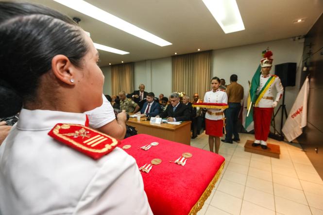 Foram empossados, nesta quinta-feira (21), no plenário da Secretaria de Estado de Segurança Pública e Defesa Social do Pará (Segup), os membros e presidente do Conselho Estadual de Segurança Pública (Consep) dando início ao trabalho do colegiado para o biênio 2019/2020. O governador do estado, Helder Barbalho, foi homenageado durante a sessão especial, por priorizar em sua gestão as questões de segurança e cidadania. Essa foi a primeira vez que um chefe de estado se fez presente em uma reunião do conselho.

FOTO: WAGNER SANTANA / AGÊNCIA PARÁ
DATA: 21.02.2019
BELÉM - PA <div class='credito_fotos'>Foto: Wagner Santana / Ag. Pará   |   <a href='/midias/2019/originais/44618747-175f-49c5-9501-df1f5dc57dd2.jpg' download><i class='fa-solid fa-download'></i> Download</a></div>