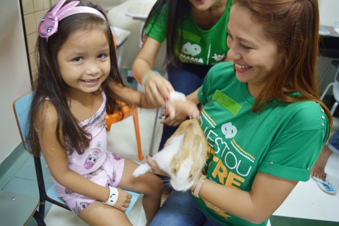 Usuários, acompanhantes e colaboradores do Hospital Regional do Baixo Amazonas, em Santarém, gerenciado pela Pró-Saúde, participam, até esta quinta-feira (18), da programação “Páscoa, o seu verdadeiro significado é o amor”. A intenção é amenizar a angústia dos pacientes e tornar o ambiente hospitalar mais acolhedor.

FOTO; ASCOM / HRBA
DATA: 18.04.2019
SANTARÉM - PARÁ <div class='credito_fotos'>Foto: Ascom / HRBA   |   <a href='/midias/2019/originais/447f52e7-8210-4650-b5b4-a0289454360a.jpg' download><i class='fa-solid fa-download'></i> Download</a></div>