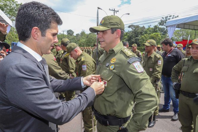 O patrono das Polícias Militares do Brasil, o alferes Joaquim José da Silva Xavier, o Tiradentes, foi homenageado na manhã desta segunda-feira (22), em Belém, em solenidade realizada na sede do Comando-Geral da Polícia Militar, localizado na Rodovia Augusto Montenegro. Presidindo a cerimônia, o governador do Estado, Helder Zaluth Barbalho, parabenizou os 569 policiais militares promovidos em 21 de Abril, e ressaltou os números alcançados nos três primeiros meses do ano, destacando como fator decisivo o esforço dos policiais militares e dos demais órgãos que integram o Sistema de Segurança Pública do Estado.

FOTO: MARCO SANTOS / AGÊNCIA PARÁ
DATA: 22.04.2019
BELÉM - PARÁ <div class='credito_fotos'>Foto: Marco Santos / Ag. Pará   |   <a href='/midias/2019/originais/44f2543b-62a8-4fbe-9af4-ce18afddff62.jpg' download><i class='fa-solid fa-download'></i> Download</a></div>