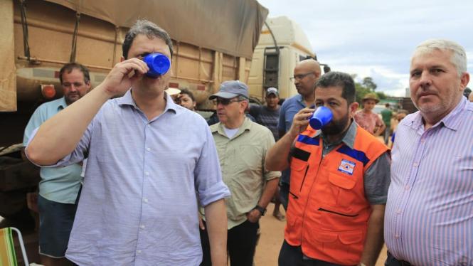 Uma comitiva do Governo do Pará vistoriou e percorreu, na quarta-feira (6), os pontos críticos da BR-163, entre Morais de Almeida e Novo Progresso, principalmente no trecho conhecido como Serra da Anita, onde vistoriaram as obras emergenciais realizadas no local. O objetivo é conseguir a liberação, o quanto antes, dos trechos congestionados após as fortes chuvas que ocorreram no local esta semana e deixaram a pista escorregadia e sem trafegabilidade.


FOTO: NAYAN GOMES / DIVULGAÇÃO
DATA: 07.03.2019
BELÉM - PARÁ <div class='credito_fotos'>Foto: Nayan Gomes / Divulgação   |   <a href='/midias/2019/originais/44f2f1c5-e740-4973-b87b-c2dc476f2b51.jpg' download><i class='fa-solid fa-download'></i> Download</a></div>