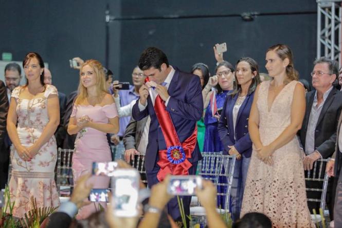 O novo Governador do Pará, Helder Barbalho (foto), participou na tarde desta terça-feira, 1° de janeiro, de ato solene na cidades de Marabá, marcando o início da sua gestão à frente do Estado do Pará.

FOTO: MARCO SANTOS
DATA: 01.01.2019
MARABÁ - PARÁ <div class='credito_fotos'>Foto: MARCO SANTOS   |   <a href='/midias/2019/originais/44f99912-30a0-4ac3-a19f-e81966eef285.jpg' download><i class='fa-solid fa-download'></i> Download</a></div>