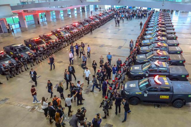 A partir desta segunda-feira (25), 200 agentes da Força Nacional já estão reforçando a segurança pública em cinco bairros de Belém (Guamá, Jurunas, Terra Firme, Cabanagem e Benguí), e em áreas críticas dos municípios de Ananindeua e Marituba. O pontapé inicial da operação “Nazaré” – uma homenagem à padroeira do Pará – foi dado no final da tarde pelo governador do Estado, Helder Barbalho, em cerimônia realizada no Hangar Centro de Convenções. De lá, as 44 viaturas da corporação seguiram para dar início às atividades ostensivas, a serem realizadas em parceria com o sistema estadual de segurança, pelo prazo inicial de 90 dias, que podem ser prorrogados por igual período, de acordo com a necessidade.

FOTO: MARCO SANTOS / AGÊNCIA PARÁ
DATA: 25.03.2019
BELÉM - PA <div class='credito_fotos'>Foto: Marco Santos / Ag. Pará   |   <a href='/midias/2019/originais/4500098f-f51b-4bb1-9399-a95fb852ab81.jpg' download><i class='fa-solid fa-download'></i> Download</a></div>