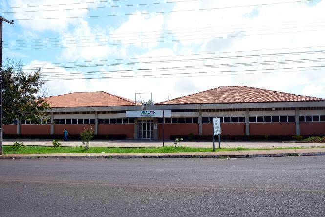 O Grupo de Trabalho Humanização (GTH) da Unidade de Alta Complexidade em Oncologia Dr. Vítor Moutinho (Unacon), em Tucuruí, sudeste paraense, Tucuruí, entregou à coordenadora da “Casa de Apoio Noêmia de Souza Lima”, alimentos não perecíveis que foram arrecadados durante todo o mês de dezembro. O espaço abriga e ajuda pessoas carentes, acolhendo pacientes e acompanhantes de outras cidades atendidas pela Unacon e Hospital Regional de Tucuruí.

FOTO: ASCOM UNACON
DATA: 22.01.2019
TUCURUÍ - PARÁ <div class='credito_fotos'>Foto: Ascom Unacon   |   <a href='/midias/2019/originais/45049379-ca03-4237-b84e-9823e4823e87.jpg' download><i class='fa-solid fa-download'></i> Download</a></div>