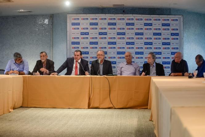 O secretário de Transportes do Estado, Pádua Andrade, esteve reunido nesta terça-feira, 12, com representantes do setor produtivo paraense na sede da Federação das Indústrias do Estado do Pará (Fiepa). O encontro, que reuniu empresários de vários segmentos da indústria, teve a frente o vice-presidente da Fiepa, José Maria Mendonça. Também estiveram presentes, Lutfala Bitar, presidente da Companhia de Desenvolvimento Econômico (Codec), Eduardo Ribeiro, coordenador do Núcleo de Gerenciamento do Transporte Metropolitano (NGTM), João Bosco Lobo, secretário-adjunto da Setran, empresários de vários segmentos dos distritos industriais de Icoaraci, Ananindeua, Marabá e Barcarena, representantes da Universidade Federal do Pará (UFPA) e da Superintendência do Desenvolvimento da Amazônia (Sudam), entre outros.  

FOTO: DIVULGAÇÃO
DATA: 12.03.2019
BELÉM - PA <div class='credito_fotos'>Foto: Divulgação   |   <a href='/midias/2019/originais/452fdb58-3417-47f5-80a2-6ef53a27901b.jpg' download><i class='fa-solid fa-download'></i> Download</a></div>