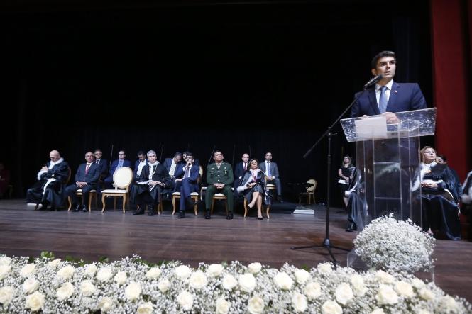 Parceria e apoio ao fortalecimento das mais diversas instituições em prol do desenvolvimento do Governo do Estado. Esta foi a tônica das mensagens ditas pelo governador Helder Barbalho na noite da quarta-feira (11), ao participar da cerimônia de posse do Procurador Geral de Justiça do Ministério Público do Estado do Pará (MP-PA), Gilberto Martins, no teatro Maria Sylvia Nunes.

FOTO: MARCELO SEABRA / AGÊNCIA PARÁ
DATA: 11.04.2019
BELÉM - PARÁ <div class='credito_fotos'>Foto: Marcelo Seabra / Ag. Pará   |   <a href='/midias/2019/originais/4538f0cf-6d71-4b6d-9cfd-b5dd6acf0972.jpg' download><i class='fa-solid fa-download'></i> Download</a></div>