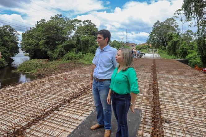 Após entregar a nova agência do Banco do Estado do Pará (Banpará) na manhã deste sábado (9), em Mocajuba, nordeste paraense, o governador Helder Barbalho e sua equipe de Governo vistoriaram as obras da ponte sobre o Igarapé Uxipocu e visitaram as instalações da Escola Estadual Isaura Bahia. O chefe do Executivo estadual esteve acompanhado do vice-governador, Lúcio Vale; da prefeitura do município, Fátima Braga; e da secretária de Estado de Educação (Seduc), Leila Freire.

FOTO: MARCO SANTOS / AGÊNCIA  PARÁ 
DATA: 09.02.2019
MOCAJUBA - PA <div class='credito_fotos'>Foto: Marco Santos / Ag. Pará   |   <a href='/midias/2019/originais/45921ff1-40d7-46e0-944c-2c35521c0e46.jpg' download><i class='fa-solid fa-download'></i> Download</a></div>