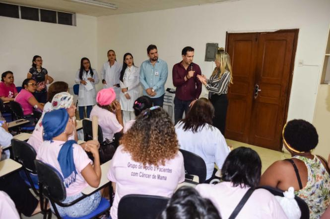 Uma comissão do hospital Ophir Loyola recebeu, nesta quinta-feira (28), um grupo de manifestantes para a entrega da pauta de reivindicações referentes à aquisição de medicamento e melhorias no atendimento. A comissão foi formada pelo Diretoria Geral, Superintendência do Instituto Central, Assessoria Jurírdica, Ouvidoria e Diretoria Clínica que ouviu as demandas e deu encaminhamento à pauta respondendo aos questionamentos de representantes da sociedade civil organizada ligadas à causa do câncer, com participação da Ordem dos Advogados do Brasil (OAB).

FOTO: DIVULGAÇÃO
DATA: 28.02.2019
BELÉM - PA <div class='credito_fotos'>Foto: Divulgação   |   <a href='/midias/2019/originais/45abf5f7-6b3e-4cb5-bb29-5e4472efcf05.jpg' download><i class='fa-solid fa-download'></i> Download</a></div>