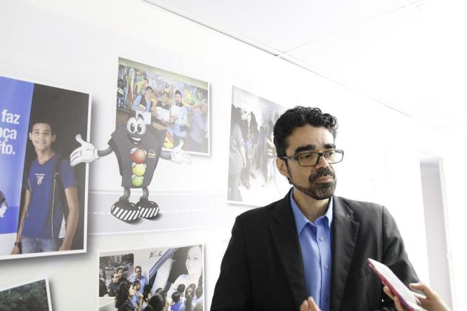 Uma pesquisa desenvolvida pelo Canadian Medical Association Journal (www.cmaj.ca/) apontou que grávidas têm 42% mais chance de envolvimento em acidentes graves no trânsito, e este risco aumenta após o quarto mês de gestação. Muitas mulheres têm muitas dúvidas, quanto a direção neste período de gestação, por isto o Departamento de Trânsito do Estado (Detran) orienta sobre os cuidados e normas de segurança que elas devem ter ao conduzir os veículos, ou serem passageiras.

NA FOTO: Valter Aragão / DETRAN

FOTO: ASDECOM / DETRAN
DATA: 15.03.2019
BELÉM - PARÁ <div class='credito_fotos'>Foto: ASCOM DETRAN   |   <a href='/midias/2019/originais/46132d2c-4c57-445a-9044-e4e3f52cf868.jpg' download><i class='fa-solid fa-download'></i> Download</a></div>