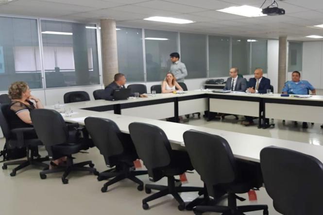 Na manhã desta terça-feira (19), representantes da Secretaria de Estado de Segurança Pública e Defesa Social do Pará (Segup) e do Instituto Chico Mendes de Conservação da Biodiversidade (ICMBio) reuniram, em Brasília, para tratar de um acordo de Cooperação Técnica que tem como objetivo o apoio dos órgãos que compõe o Sistema de Segurança Pública e Defesa Social do Pará (Sieds) no combate ao crime ambiental nas Unidades de Conservação da Natureza, do Estado.

FOTO: ASCOM /SEGUP
DATA: 19.02.201
BELÉM - PA <div class='credito_fotos'>Foto: ASCOM / SEGUP   |   <a href='/midias/2019/originais/4690abdf-8e5a-453f-9291-73eeb234395a.jpg' download><i class='fa-solid fa-download'></i> Download</a></div>