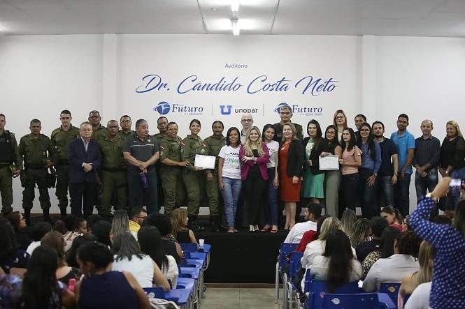 A Escola de Governança do Pará (EGPA) entregou, no final da tarde desta quinta-feira (4), em Marabá, cerca de 100 certificados de conclusão de cursos de capacitação oferecidos a servidores públicos estaduais e de diversos municípios do sul e sudeste paraense. As regiões recebem, até esta sexta-feira (5), o programa Governo Por Todo o Pará, iniciativa da gestão estadual que leva a administração para mais perto das diferentes regiões do Estado.

FOTO: MAYCON NUNES / AGENCIA PARA
DATA: 04.04.2019
MARABA - PARA <div class='credito_fotos'>Foto: Maycon Nunes / Ag. Pará   |   <a href='/midias/2019/originais/469113c4-e39d-4755-a349-3d654aadf396.jpg' download><i class='fa-solid fa-download'></i> Download</a></div>