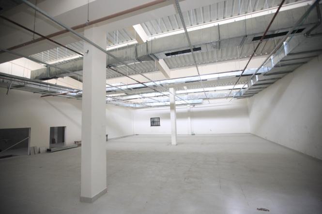 O Governador Helder barbalho realizou uma vistoria nas obras do Hospital Abelardo Santos (foto), em Icoaraci, na tarde desta quinta-feira (03). De acordo com Helder, após cinco anos de obras o que se constatou durante a visita é que há a necessidade de vários serviços que ainda precisam ser realizados. O Governador solicitou ainda à Auditoria Geral do Estado (AGE) uma revisão de mais de 170 milhões de reais em contratos que foram realizados para a construção do Hospítal. Segundo Helder Barbalho, pelo valor total dos contratos, o preço de construção de cada metro quadrado teria saído por mais de R$14,5 mil. “O metro quadrado mais caro do Brasil”, destacou Helder. Um segundo ponto que deve ser levado em conta, como explicou o governador à imprensa durante coletiva, é a contratação, por parte de governo anterior, de uma Organização Social (OS) para administrar o Abelardo Santos. “Esta OS já recebeu R$ 31 milhões de reais sem que o hospital esteja funcionando”. declarou o governador.

FOTO: THIAGO GOMES / AG. PARÁ
DATA: 03.01.2019
ICOARACI - PARÁ <div class='credito_fotos'>Foto: Thiago Gomes /Ag. Pará   |   <a href='/midias/2019/originais/46a18e1e-e08c-487f-be56-b56823c6d7de.jpg' download><i class='fa-solid fa-download'></i> Download</a></div>